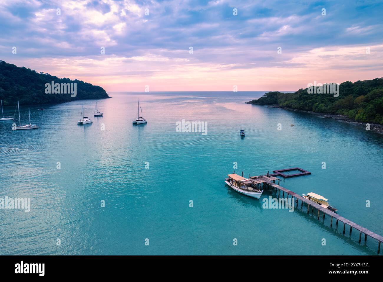 Vue aérienne de la belle île de Koh Kood dans la mer tropicale avec quai en bois et bateaux dans la soirée à Trat, Thaïlande Banque D'Images