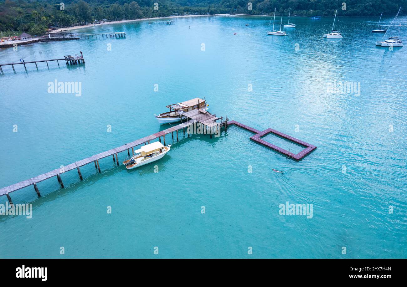 Vue aérienne de la belle île de Koh Kood dans la mer tropicale avec quai en bois et bateaux à Trat, Thaïlande Banque D'Images