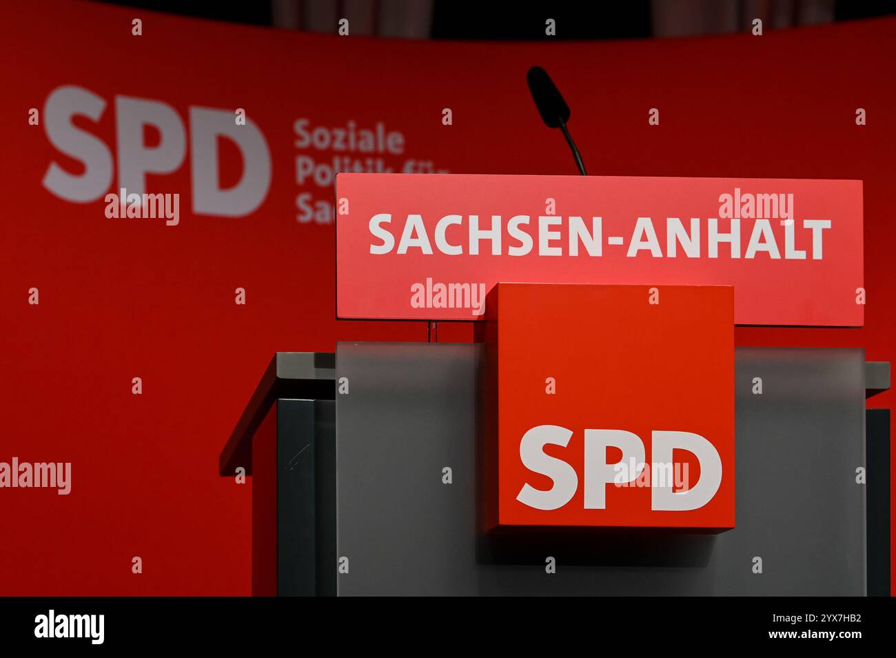 14 décembre 2024, Saxe-Anhalt, Köthen : le pupitre avec le logo du SPD lors de la conférence extraordinaire du SPD Saxe-Anhalt. Les délégués votent sur la liste des États pour les élections fédérales de 2025. Photo : Heiko Rebsch/dpa Banque D'Images