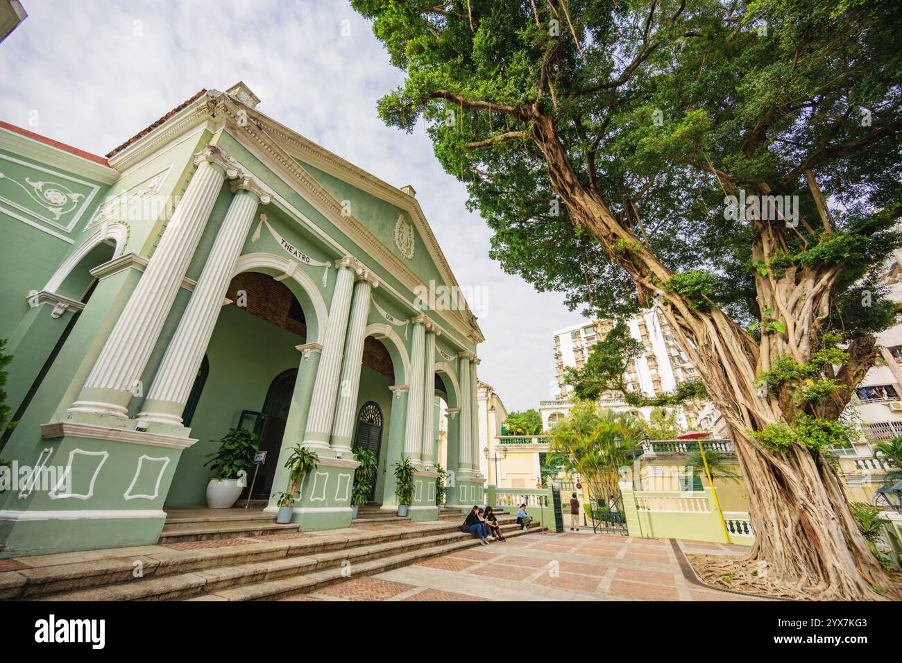 (241214) -- MACAO, Dec. 14, 2024 (Xinhua) -- touristes assis sur les marches du théâtre Dom Pedro V dans le sud de la Chine Macao, Dec. 12, 2024. Le centre historique de Macao, classé au patrimoine mondial de l'UNESCO, témoigne de l'une des rencontres les plus anciennes et les plus durables entre la Chine et l'Occident. La zone étroite et allongée est parsemée de bâtiments historiques, du temple A-ma dédié à la déesse de la mer Mazu, à la maison du mandarin - l'ancienne résidence d'une figure historique chinoise de premier plan, et les ruines emblématiques de l'installation Paul, une fois parmi les plus grandes églises catholiques en extrême-Orient. ( Banque D'Images