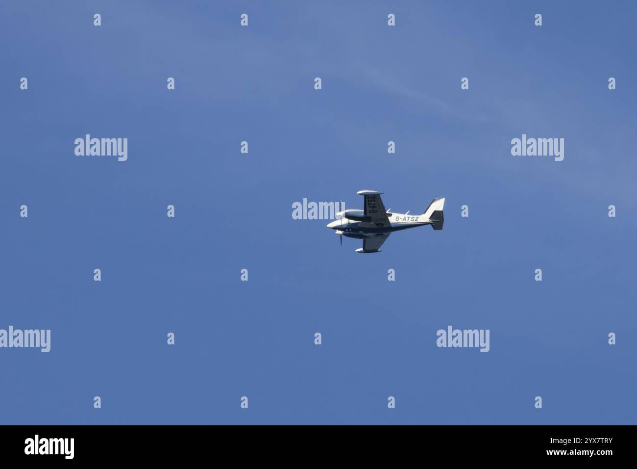 Piper PA-30 Twin Comanche avion volant dans un ciel bleu, Angleterre, Royaume-Uni, Europe Banque D'Images