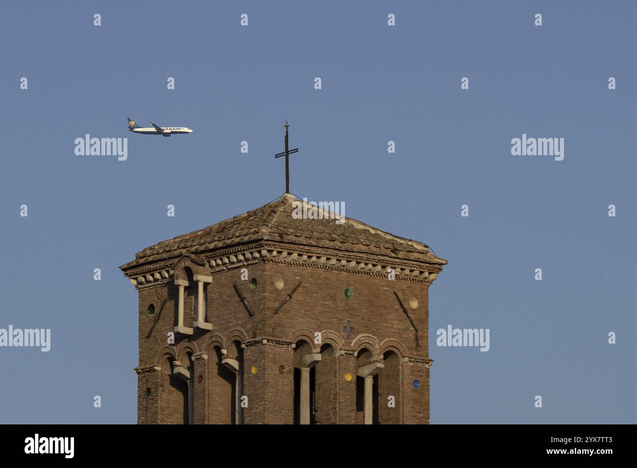 Boeing 737 avion de passagers à réaction de Ryanair volant dans un ciel bleu au-dessus d'un ancien bâtiment de la ville, Rome, Italie, Europe Banque D'Images