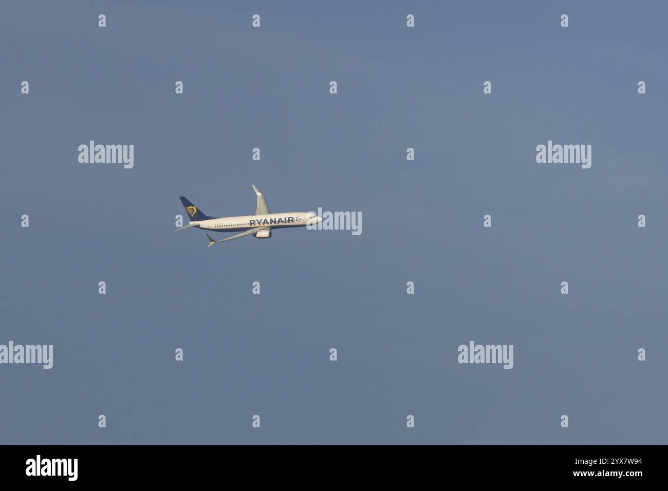 Boeing 737 avion de passagers à réaction de Ryanair volant dans un ciel bleu, Rome, Italie, Europe Banque D'Images