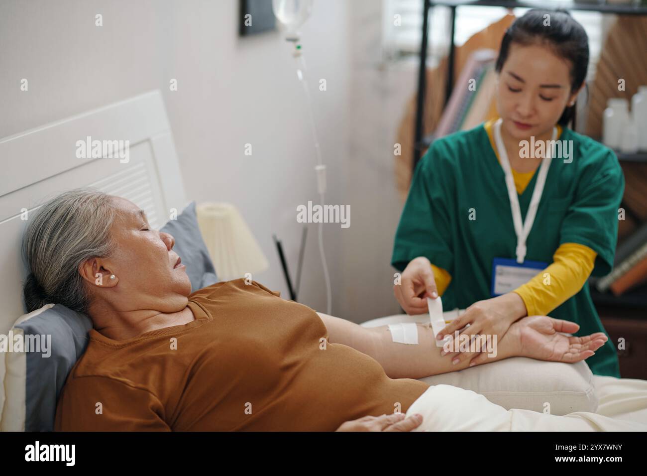 Femme âgée recevant des médicaments de la perfusion IV Banque D'Images
