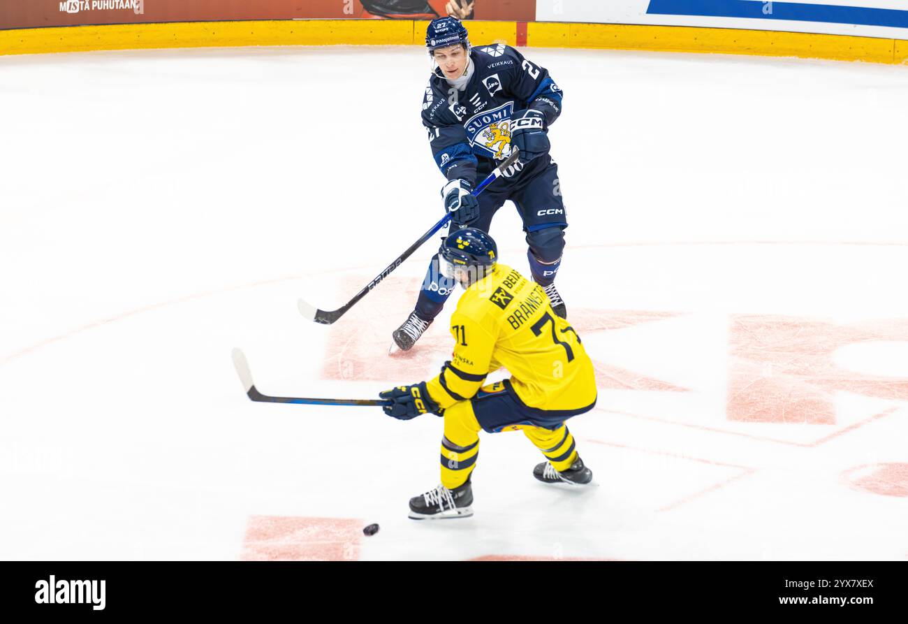 Fribourg, Suisse, 14 décembre 2024 : #27 Santtu Kinnunen (Finlande) passe autour du #71 Isa Brannstrom (Suède). (Photo de Andreas Haas/dieBildmanufaktur) crédit : dieBildmanufaktur/Alamy Live News Banque D'Images