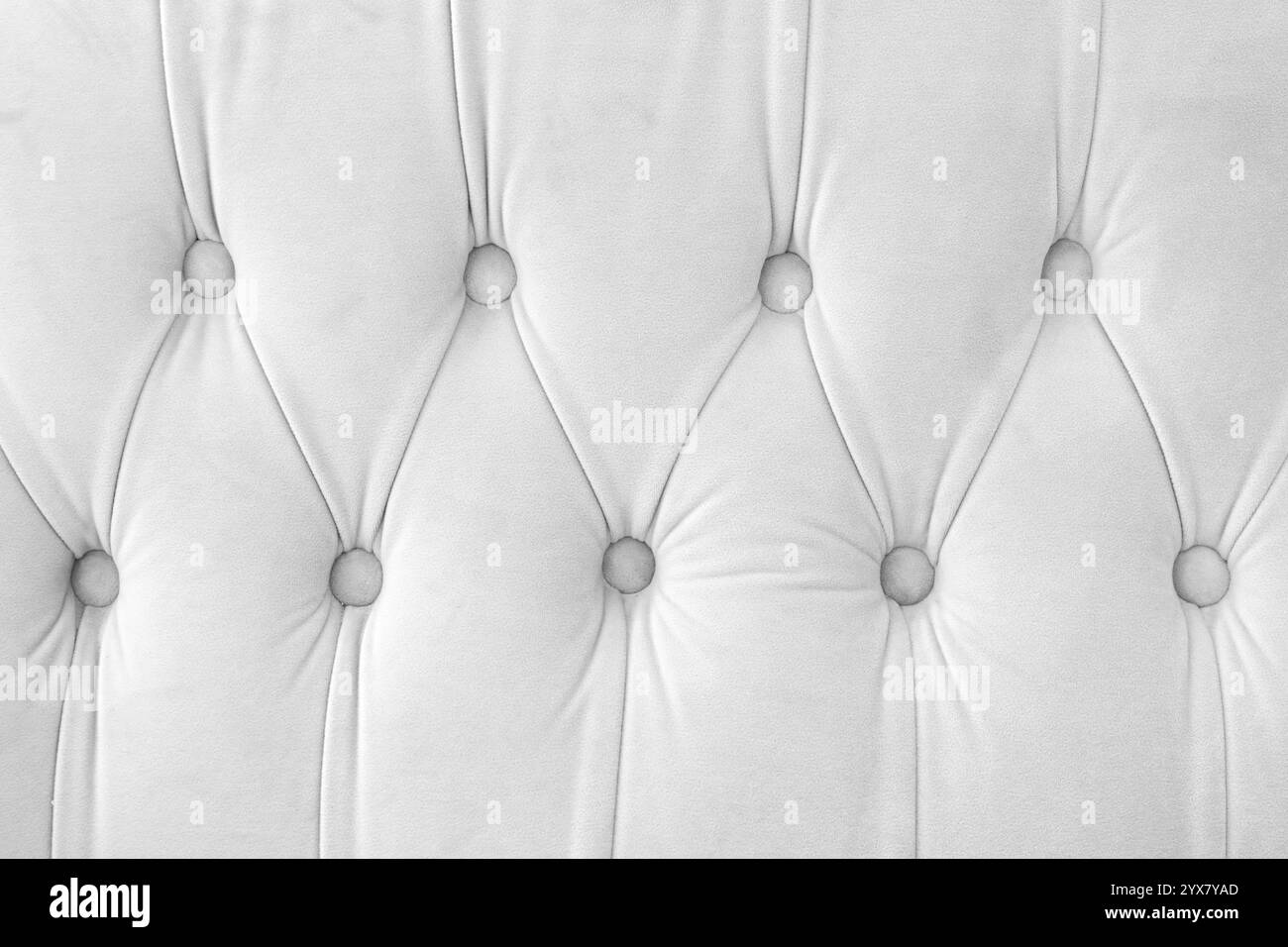 Capitone, fond décoratif textile doux à carreaux de diamant avec boutons. Style Chesterfield rétro classique, luxueux rembourrage blanc textu Banque D'Images