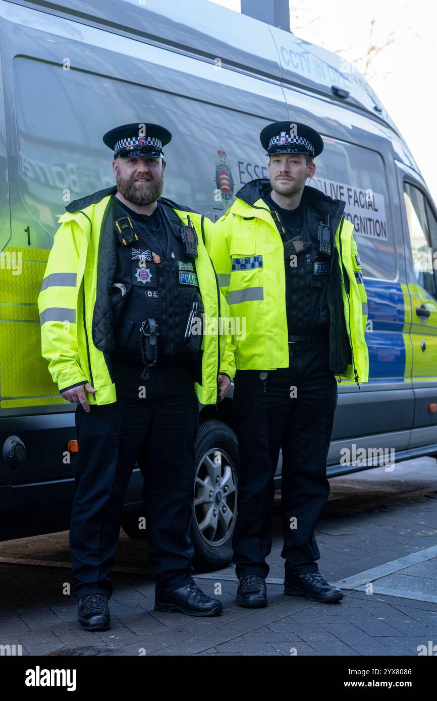 Brentwood Essex 14th Dec 2024 répression du crime de Noël par la police d'Essex en utilisant des fourgonnettes de reconnaissance faciale en direct (LFR) sur la rue High, Brentwood Essex crédit : Ian Davidson / Alamy Live News Banque D'Images