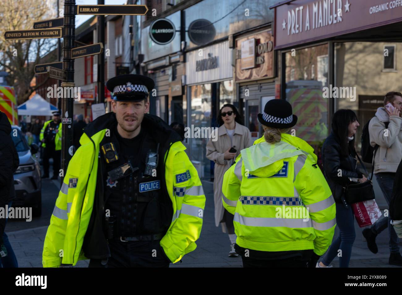 Brentwood Essex 14th Dec 2024 répression du crime de Noël par la police d'Essex en utilisant des fourgonnettes de reconnaissance faciale en direct (LFR) sur la rue High, Brentwood Essex crédit : Ian Davidson / Alamy Live News Banque D'Images