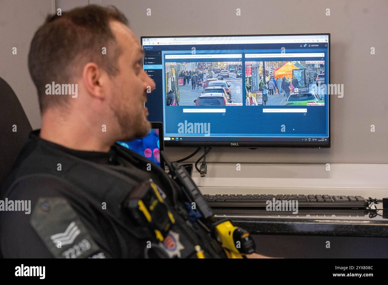 Brentwood Essex 14th Dec 2024 répression du crime de Noël par la police d'Essex en utilisant des fourgonnettes de reconnaissance faciale en direct (LFR) sur la rue High, Brentwood Essex crédit : Ian Davidson / Alamy Live News Banque D'Images