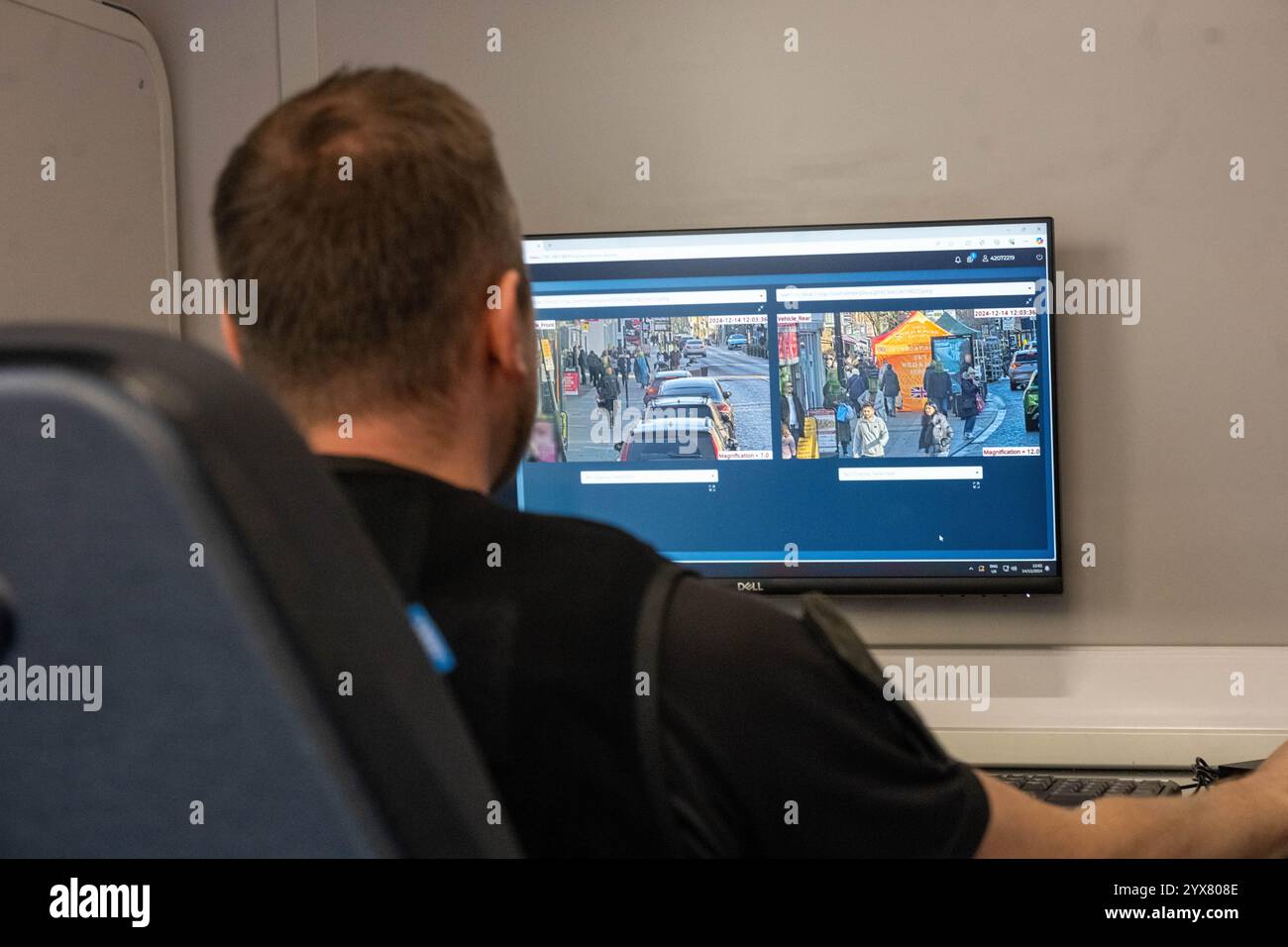 Brentwood Essex 14th Dec 2024 répression du crime de Noël par la police d'Essex en utilisant des fourgonnettes de reconnaissance faciale en direct (LFR) sur la rue High, Brentwood Essex crédit : Ian Davidson / Alamy Live News Banque D'Images