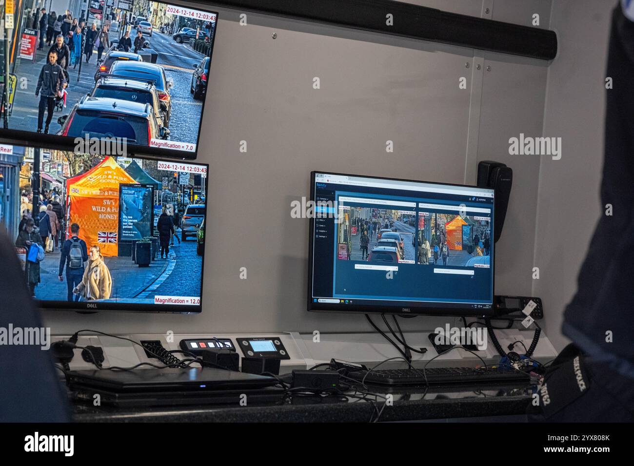 Brentwood Essex 14th Dec 2024 répression du crime de Noël par la police d'Essex en utilisant des fourgonnettes de reconnaissance faciale en direct (LFR) sur la rue High, Brentwood Essex crédit : Ian Davidson / Alamy Live News Banque D'Images