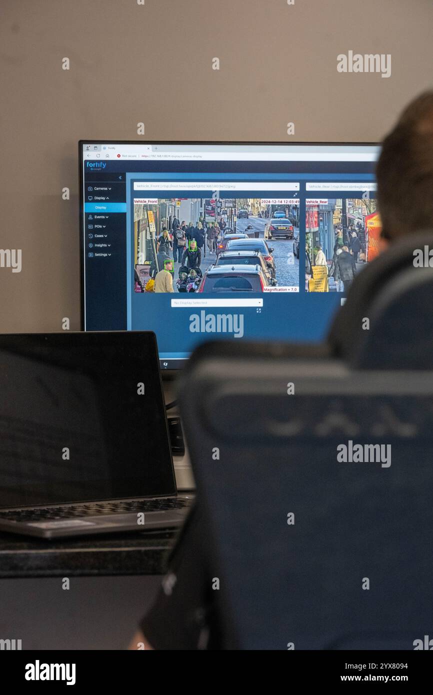 Brentwood Essex 14th Dec 2024 répression du crime de Noël par la police d'Essex en utilisant des fourgonnettes de reconnaissance faciale en direct (LFR) sur la rue High, Brentwood Essex crédit : Ian Davidson / Alamy Live News Banque D'Images