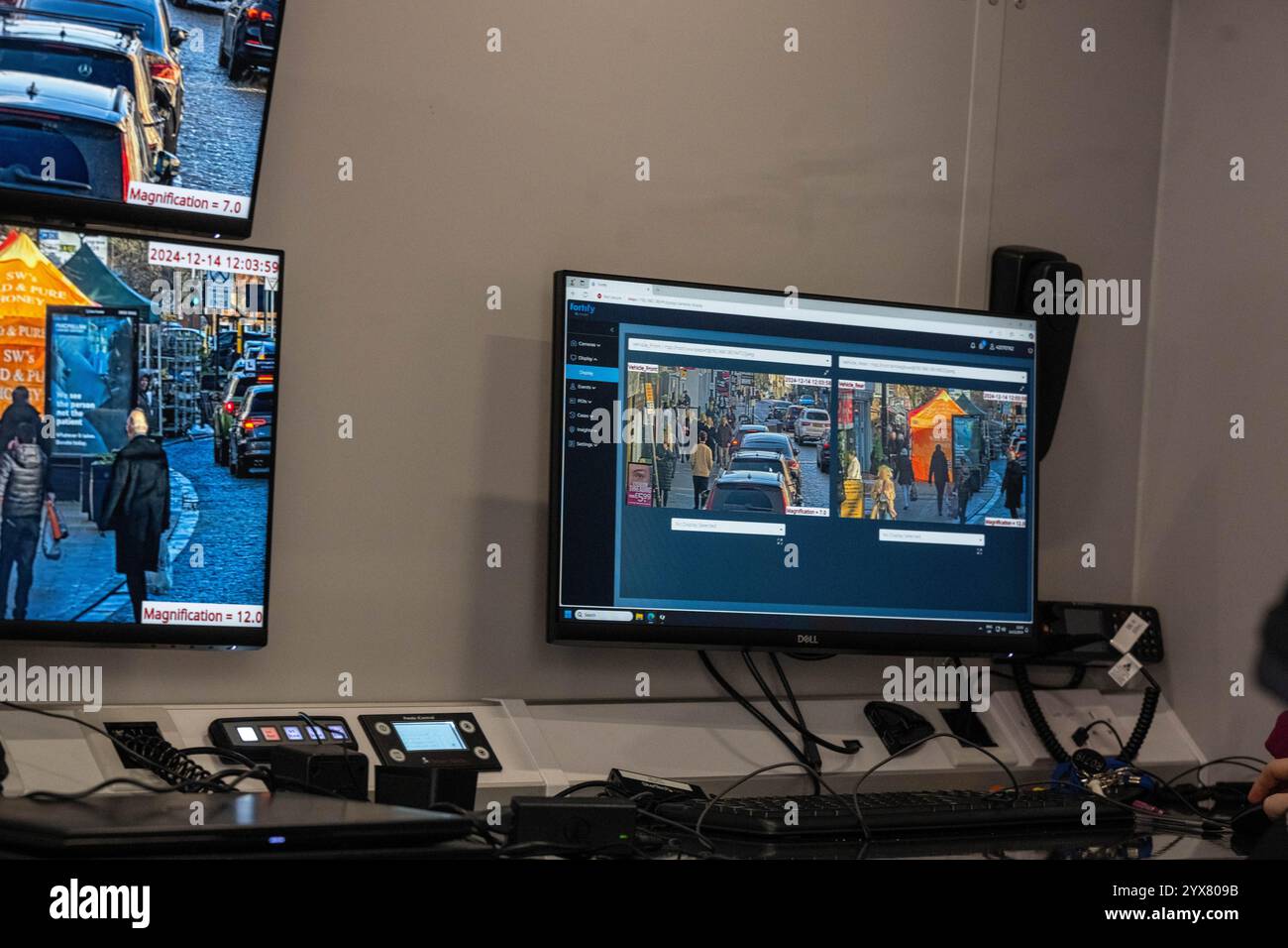 Brentwood Essex 14th Dec 2024 répression du crime de Noël par la police d'Essex en utilisant des fourgonnettes de reconnaissance faciale en direct (LFR) sur la rue High, Brentwood Essex crédit : Ian Davidson / Alamy Live News Banque D'Images