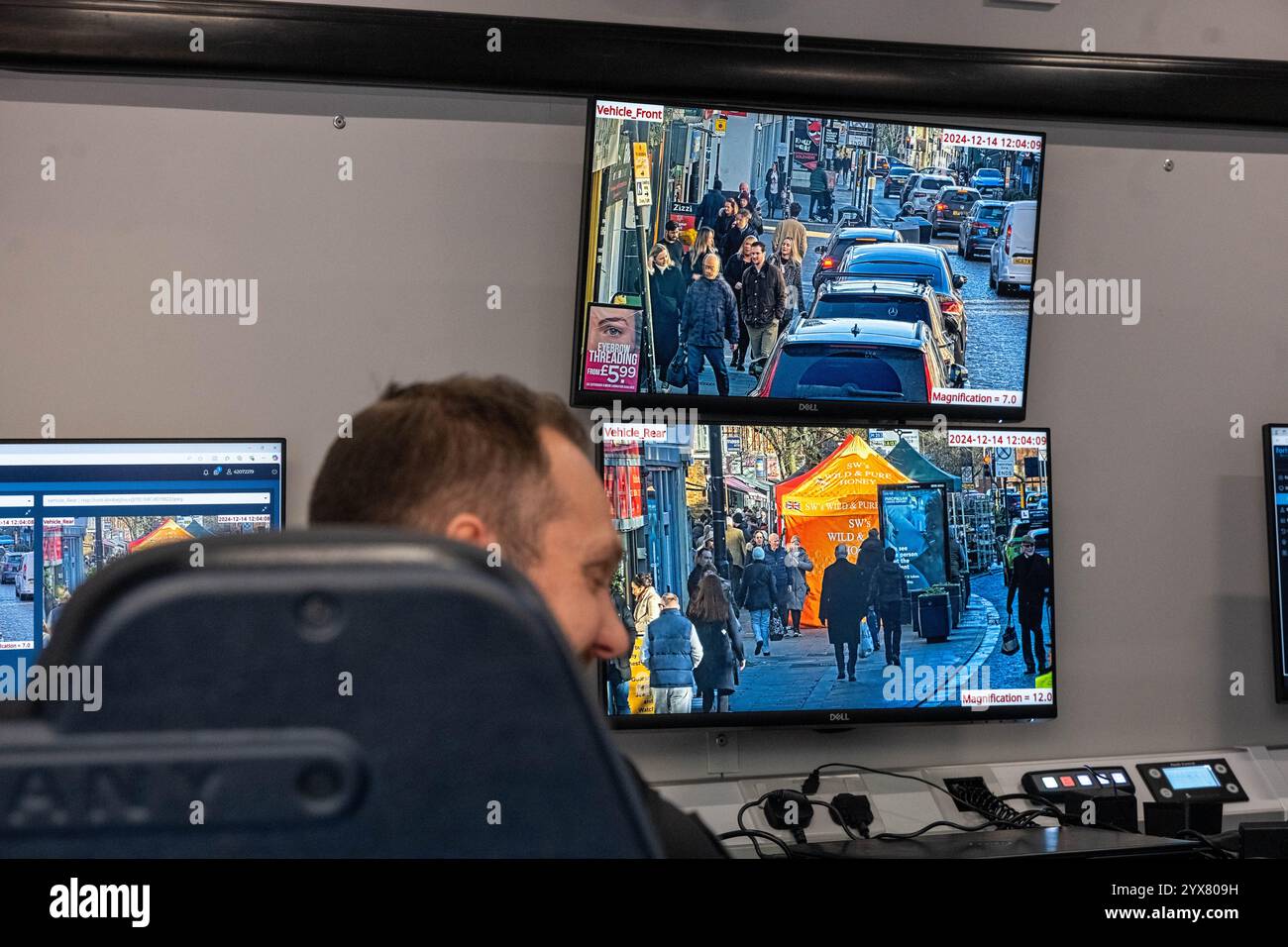 Brentwood Essex 14th Dec 2024 répression du crime de Noël par la police d'Essex en utilisant des fourgonnettes de reconnaissance faciale en direct (LFR) sur la rue High, Brentwood Essex crédit : Ian Davidson / Alamy Live News Banque D'Images