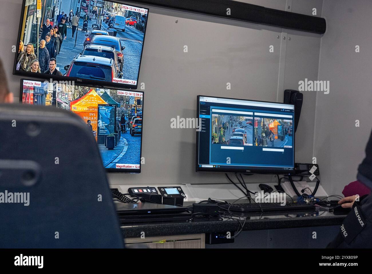 Brentwood Essex 14th Dec 2024 répression du crime de Noël par la police d'Essex en utilisant des fourgonnettes de reconnaissance faciale en direct (LFR) sur la rue High, Brentwood Essex crédit : Ian Davidson / Alamy Live News Banque D'Images