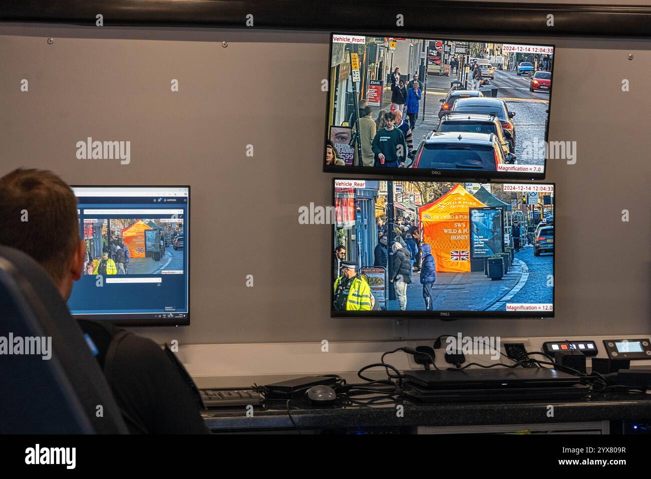 Brentwood Essex 14th Dec 2024 répression du crime de Noël par la police d'Essex en utilisant des fourgonnettes de reconnaissance faciale en direct (LFR) sur la rue High, Brentwood Essex crédit : Ian Davidson / Alamy Live News Banque D'Images