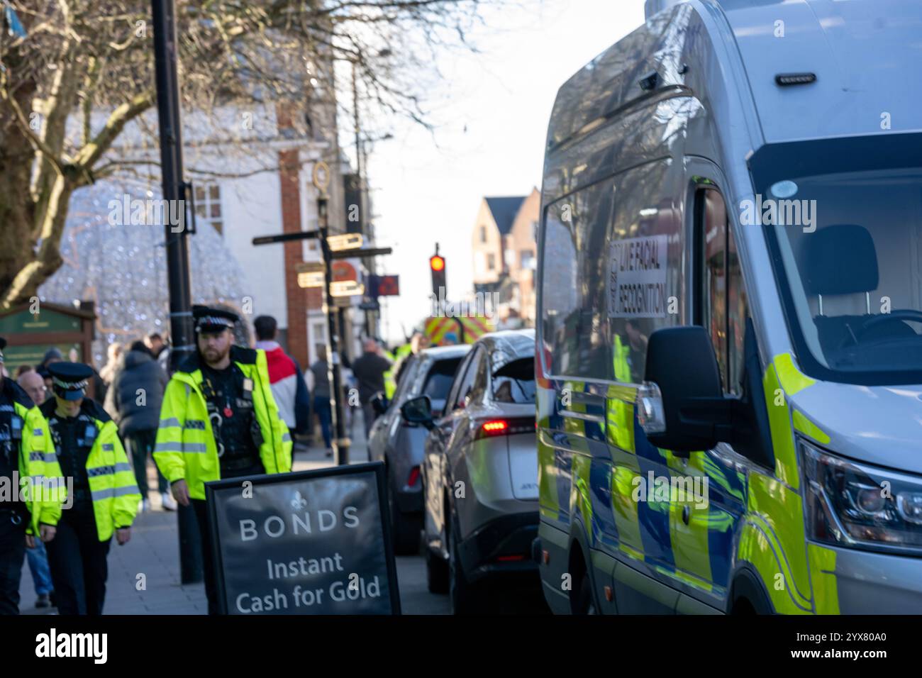 Brentwood Essex 14th Dec 2024 répression du crime de Noël par la police d'Essex en utilisant des fourgonnettes de reconnaissance faciale en direct (LFR) sur la rue High, Brentwood Essex crédit : Ian Davidson / Alamy Live News Banque D'Images