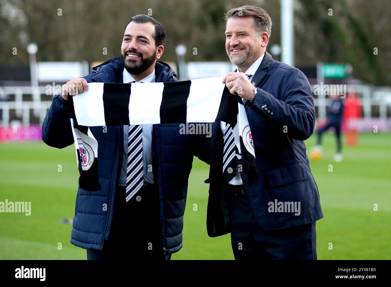 Anthony Serafino, actionnaire minoritaire de Bromley (à gauche) et Mark Hammond, PDG de Bromley (à droite), posent pour une photo avant le match de Sky Bet League Two à Hayes Lane, Bromley. Date de la photo : samedi 14 décembre 2024. Banque D'Images