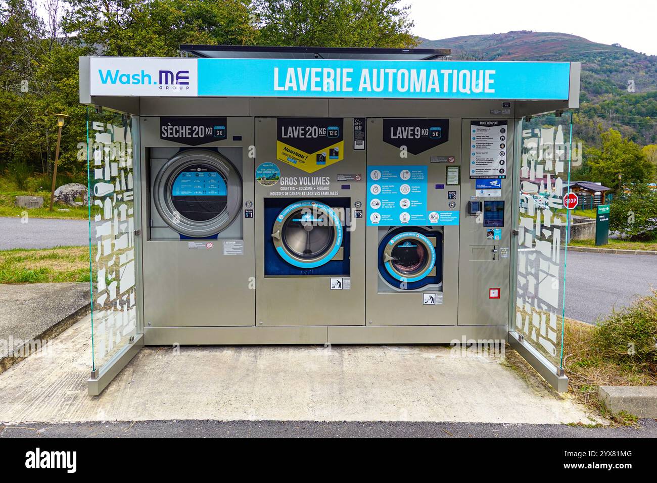 Machine à laver publique dans le parking du supermarché, Ariège, France Banque D'Images