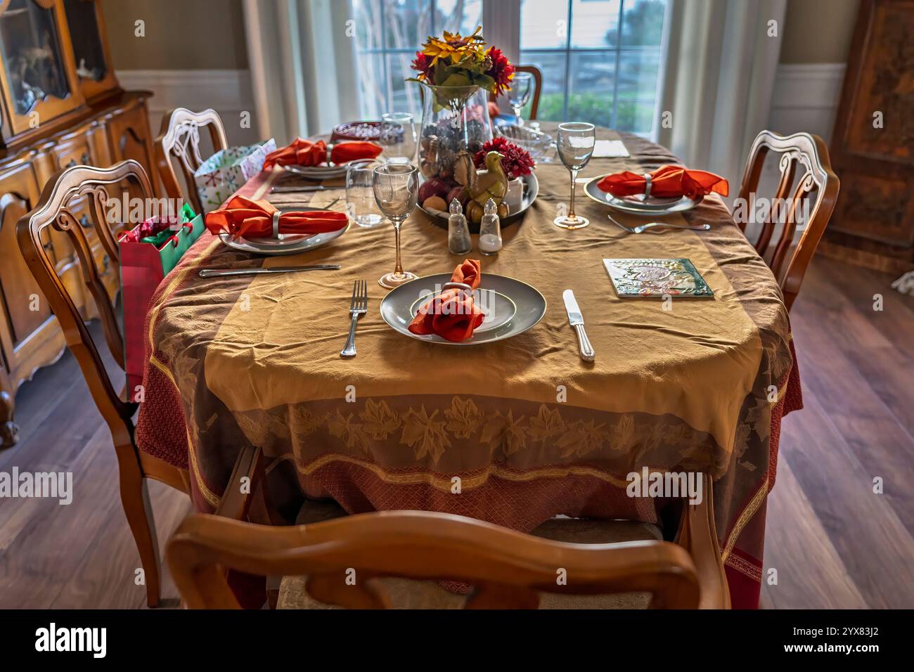 Une salle à manger chaleureusement décorée pour un repas de vacances en famille. Banque D'Images