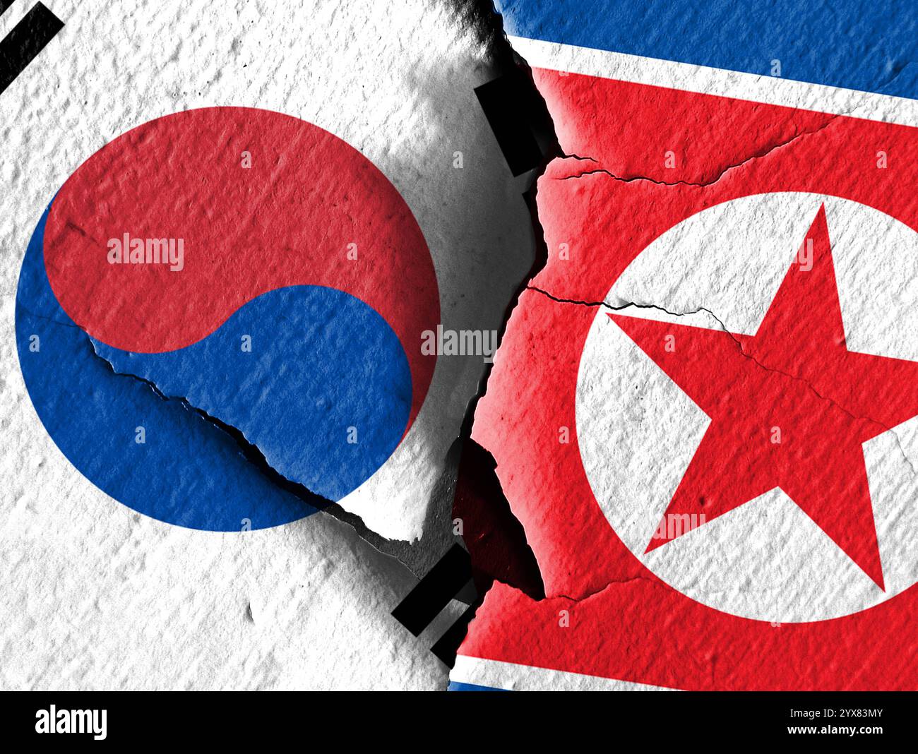 Les drapeaux nord-coréens et sud-coréens sont faits de motifs craquelés. Décrivez la relation hostile dont sont faits les drapeaux nord et sud-coréens Banque D'Images