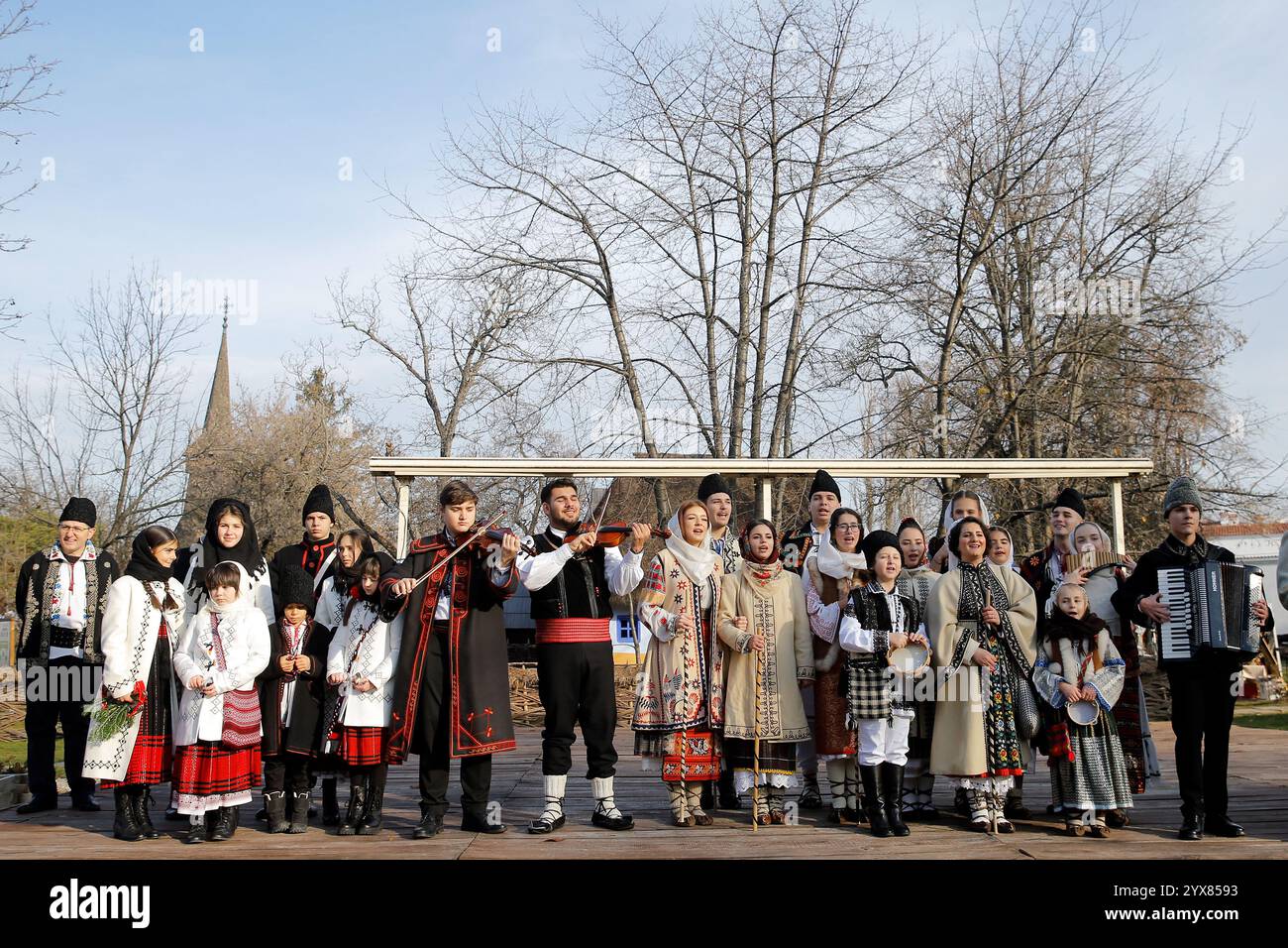 Bucarest, Roumanie. 14 décembre 2024. Les membres d'un groupe traditionnel se produisent pendant le festival des traditions et coutumes 'White Flowers' à Bucarest, Roumanie, le 14 décembre 2024. Crédit : Cristian Cristel/Xinhua/Alamy Live News Banque D'Images