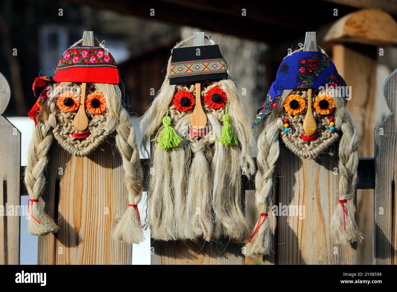 Bucarest, Roumanie. 14 décembre 2024. Des masques traditionnels sont exposés à la vente pendant le festival des traditions et coutumes des 'fleurs blanches' au Musée du village de Bucarest, Roumanie, le 14 décembre 2024. Crédit : Cristian Cristel/Xinhua/Alamy Live News Banque D'Images