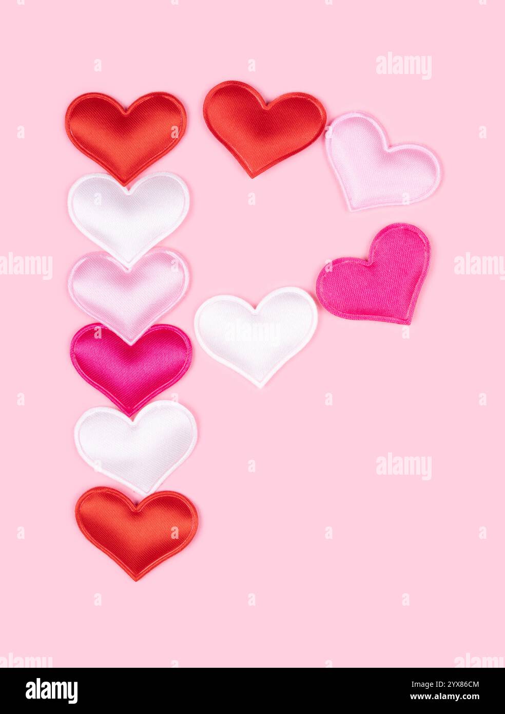 Lettre P faite de coeurs atlas brillants isolés sur fond rose Uni. Concept d'alphabet d'amour. Une lettre de l'ensemble de police de coeur facile à empiler. Banque D'Images