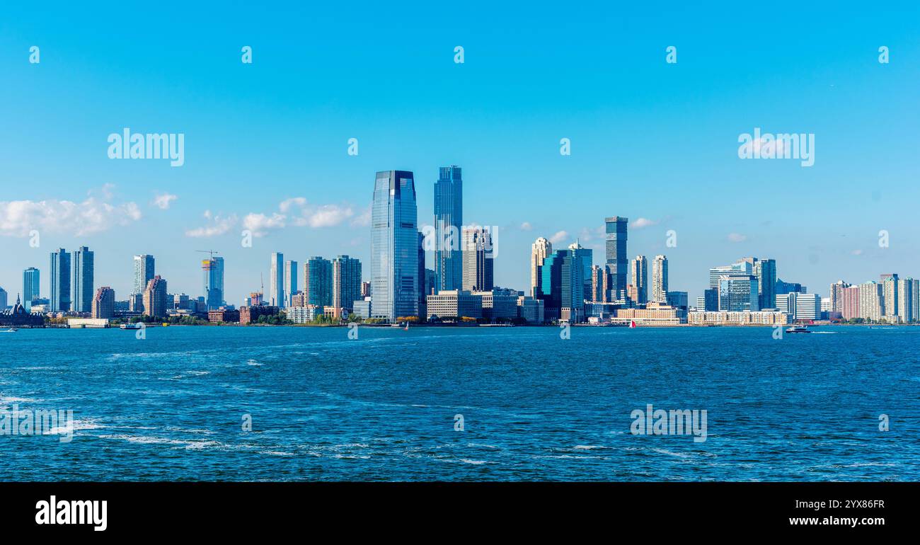 Gratte-ciel de Manhattan vus de l'eau. New York, États-Unis Banque D'Images
