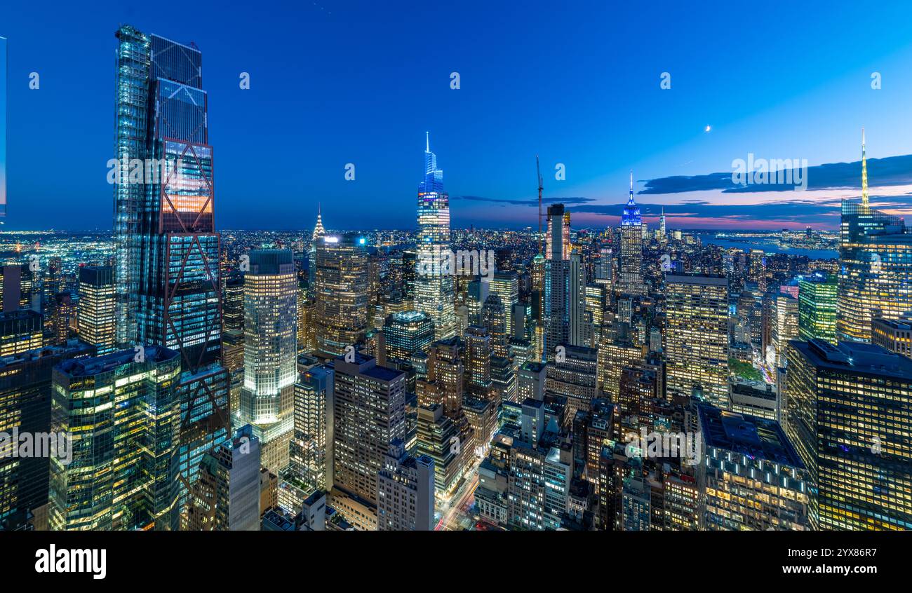 Horizon de Manhattan la nuit sous un ciel dégagé. New York, États-Unis Banque D'Images