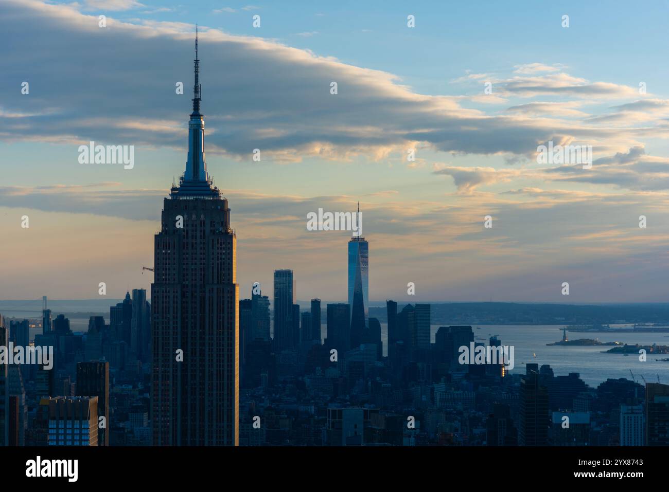 Horizon de Manhattan sous un ciel nuageux au coucher du soleil. New York, États-Unis Banque D'Images