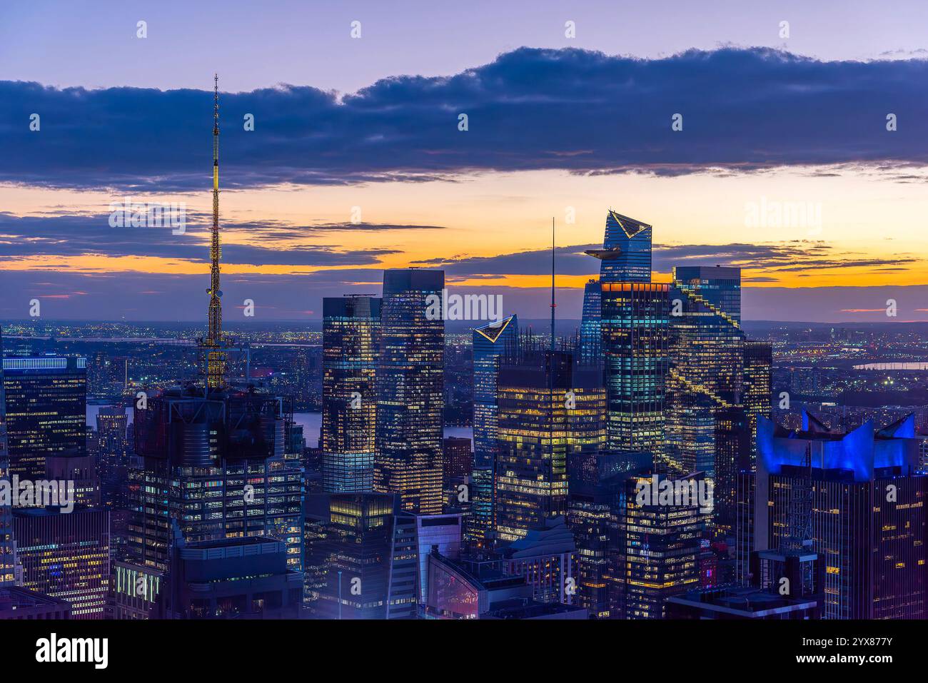 Horizon de Manhattan sous un ciel coloré au coucher du soleil. New York, États-Unis Banque D'Images