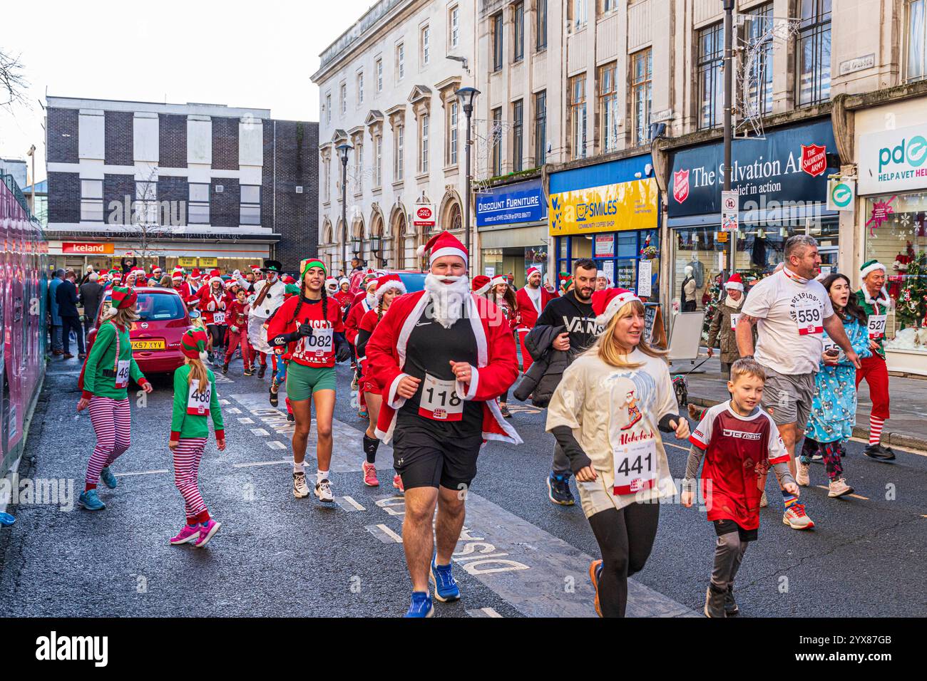 Quelques-uns des 600+ Santas qui courent le Santa Fun Run organisé par Rotary International le 14/12/2024 à Gloucester, Angleterre Royaume-Uni Banque D'Images