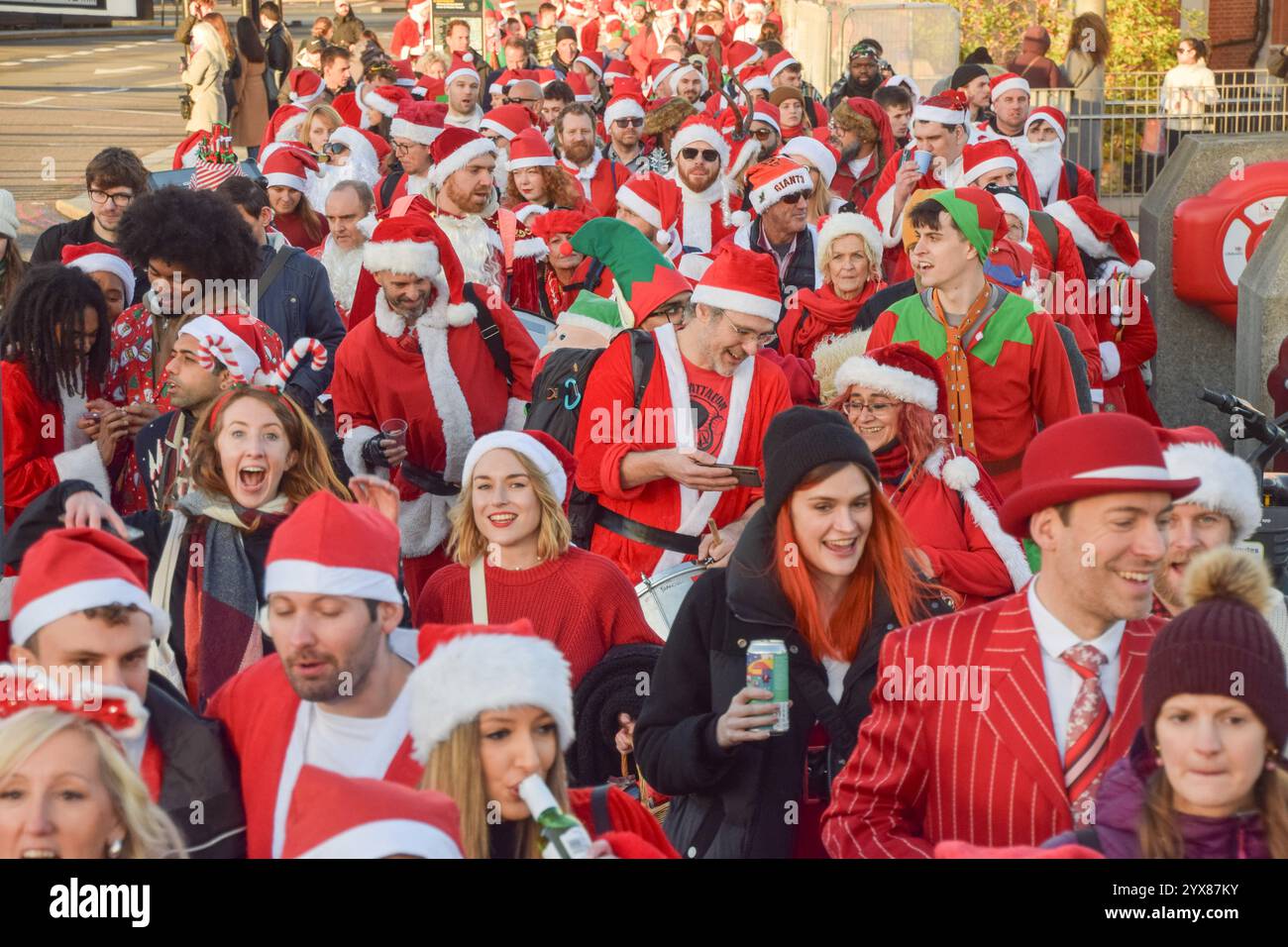 Londres, Royaume-Uni. 14 décembre 2024. Les fêtards traversent Blackfriars Bridge pendant Santacon. Chaque année, des centaines de fêtards habillés en Père Noël vont faire une tournée des pubs dans le centre de Londres. Crédit : Vuk Valcic/Alamy Live News Banque D'Images