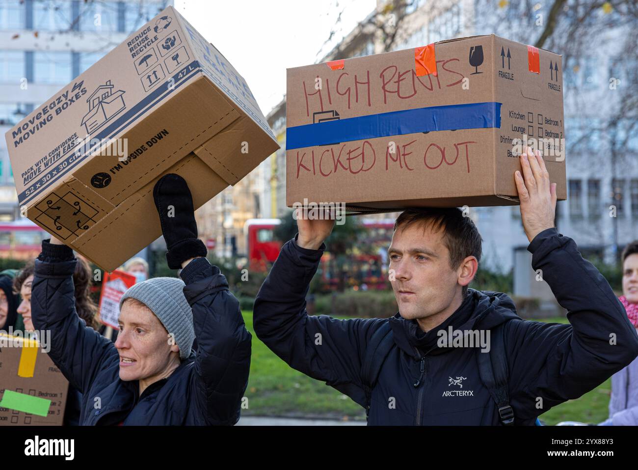 Londres , samedi 14 décembre 2024 manifestants avec des boîtes en carton vides, suite à une manifestation contre la flambée des loyers. Organisé par le London Renters Union (LRU) pour mettre en évidence l'impact des loyers élevés et pour contrôler la demande. Banque D'Images