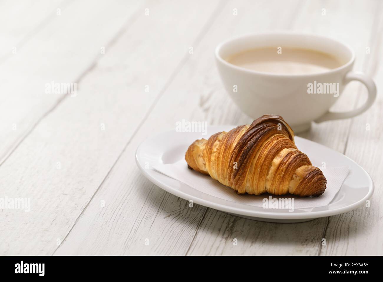 croissant et café au lait. Petit déjeuner français Banque D'Images