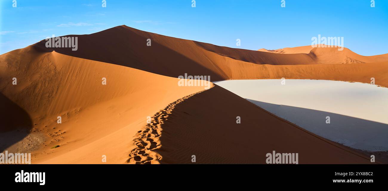 Panorama d'un sentier de pas sur une crête de dunes menant au sommet de la dune Big Daddy, Sossusvlei, Deadvlei, Sesriem, Namibie, Afrique. Banque D'Images