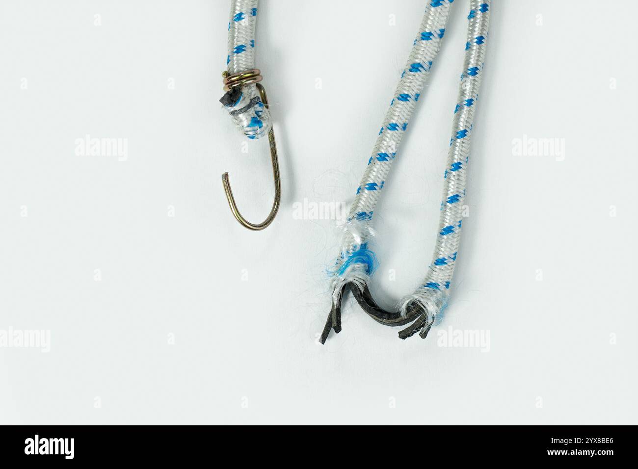 Corde en caoutchouc Bungee cassée avec crochets Banque D'Images