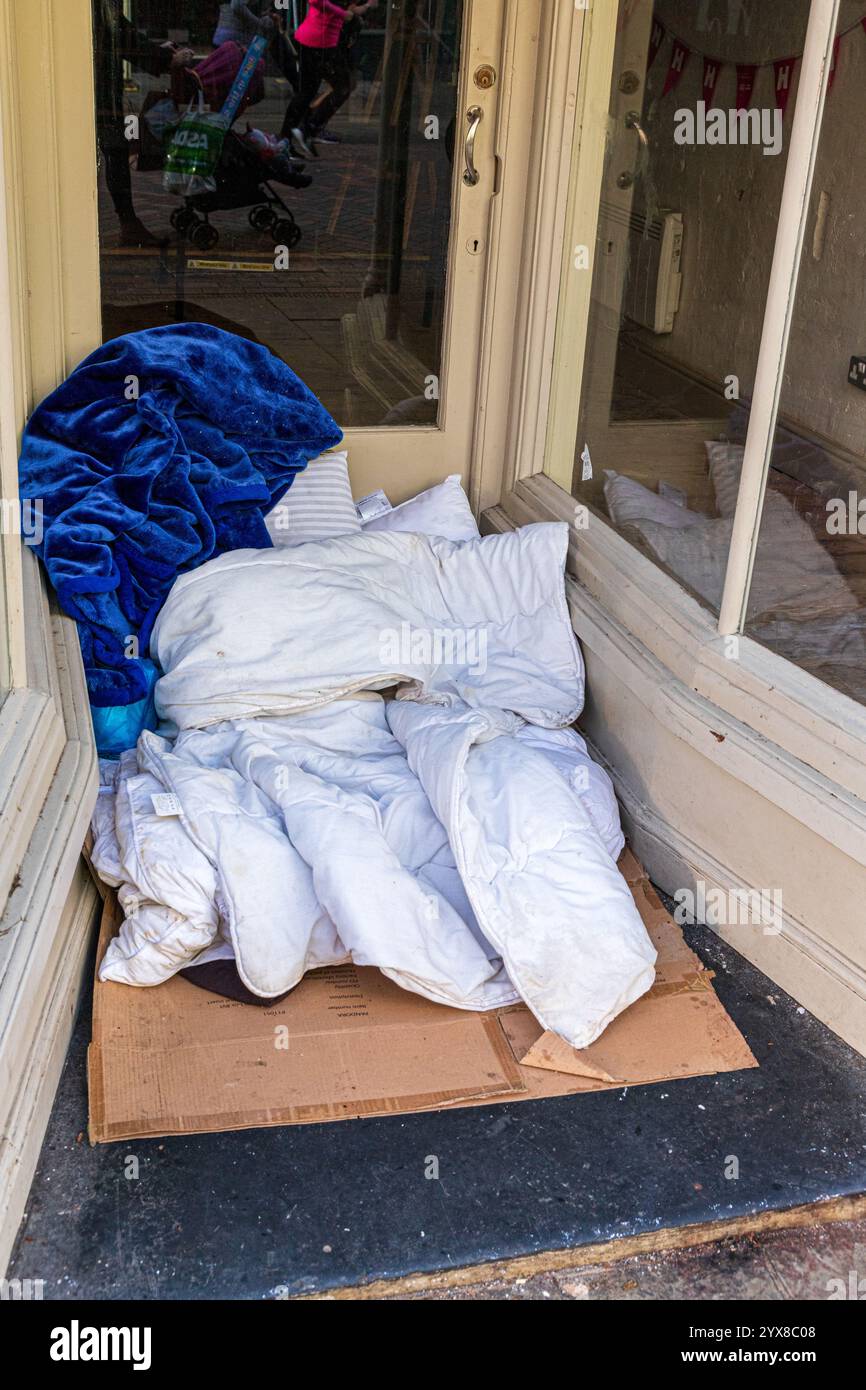 Une literie de couchage dur dans une porte de magasin vacante à Westgate Street, Gloucester, Angleterre Royaume-Uni Banque D'Images
