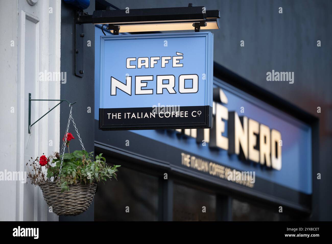 Signalétique pour la chaîne de café Caffe Nero dans le centre-ville de Manchester, Royaume-Uni. Banque D'Images