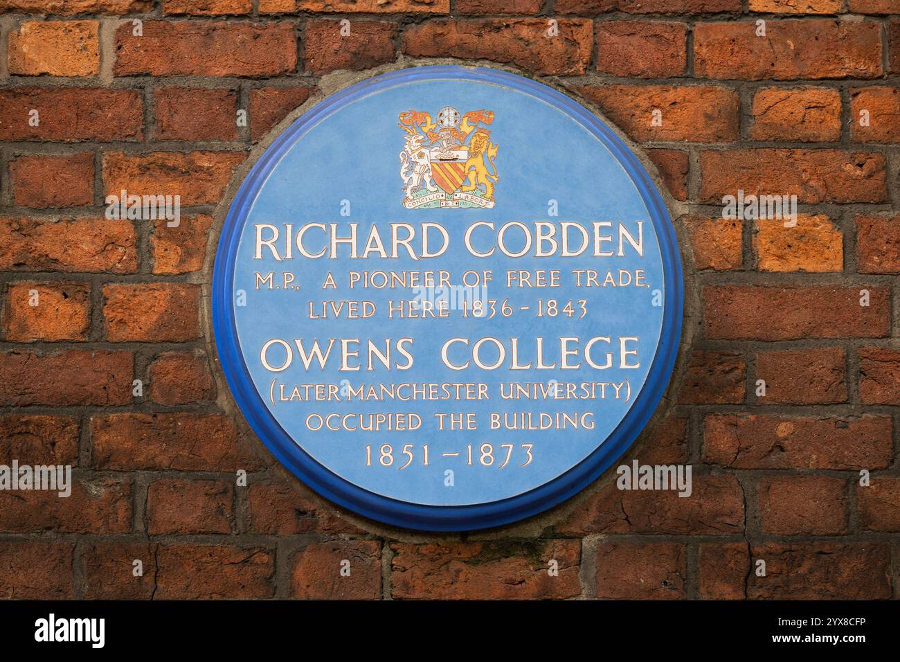 Une plaque bleue commémorant Richard Cobden dans le centre-ville de Manchester, Royaume-Uni. Banque D'Images