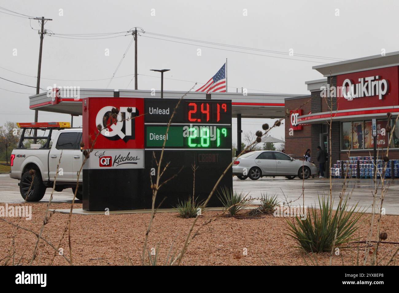 San Antonio, États-Unis. 14 décembre 2024. Le carburant sans plomb se vendra pour 2,41 $ à la station-service QT (Quick Trip) le long de Potranco Road et Texas State Highway 211 à San Antonio, Texas, États-Unis, le 14 décembre 2024. (Photo de Carlos Kosienski/Sipa USA) crédit : Sipa USA/Alamy Live News Banque D'Images