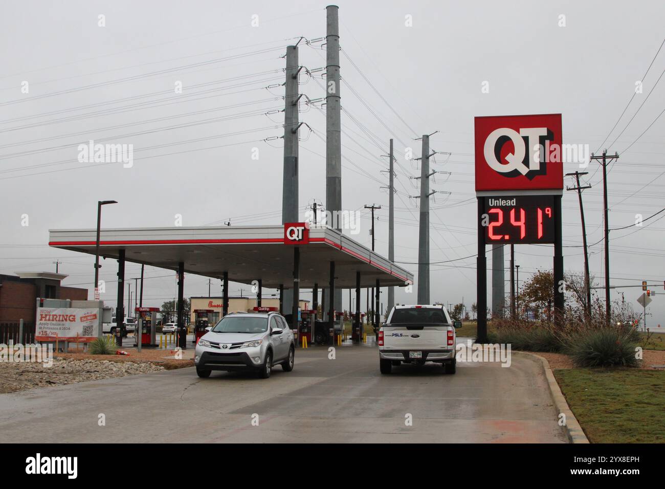 San Antonio, États-Unis. 14 décembre 2024. Le carburant sans plomb se vendra pour 2,41 $ à la station-service QT (Quick Trip) le long de Potranco Road et Texas State Highway 211 à San Antonio, Texas, États-Unis, le 14 décembre 2024. (Photo de Carlos Kosienski/Sipa USA) crédit : Sipa USA/Alamy Live News Banque D'Images