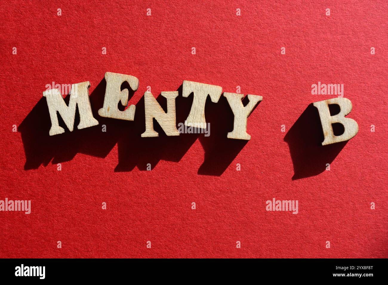 Menty B, Gen Z argot pour mental Breakdown, en lettres de l'alphabet en bois isolées sur fond rouge comme titre de bannière Banque D'Images