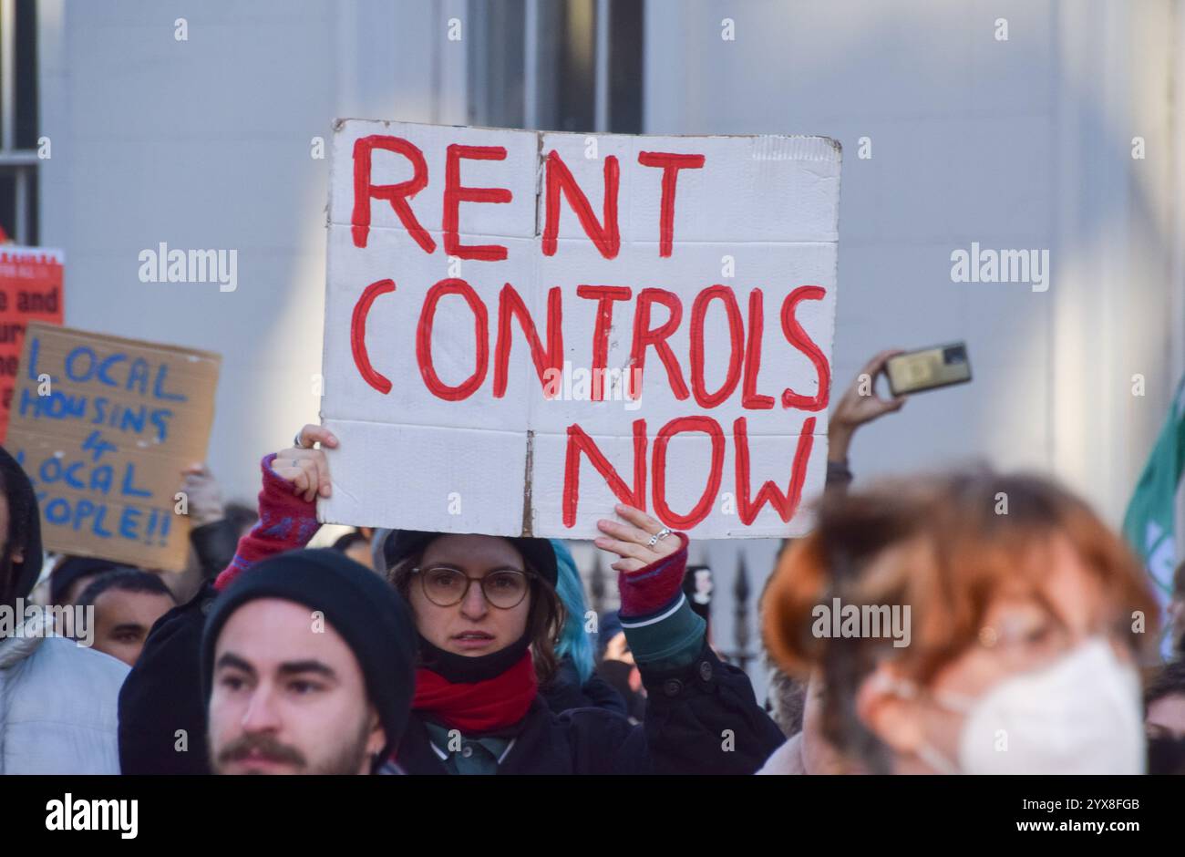 Londres, Royaume-Uni. 14 décembre 2024. Les locataires marchent pour protester contre la flambée des prix des loyers à Londres, et exigent le contrôle des loyers. Crédit : Vuk Valcic/Alamy Live News Banque D'Images