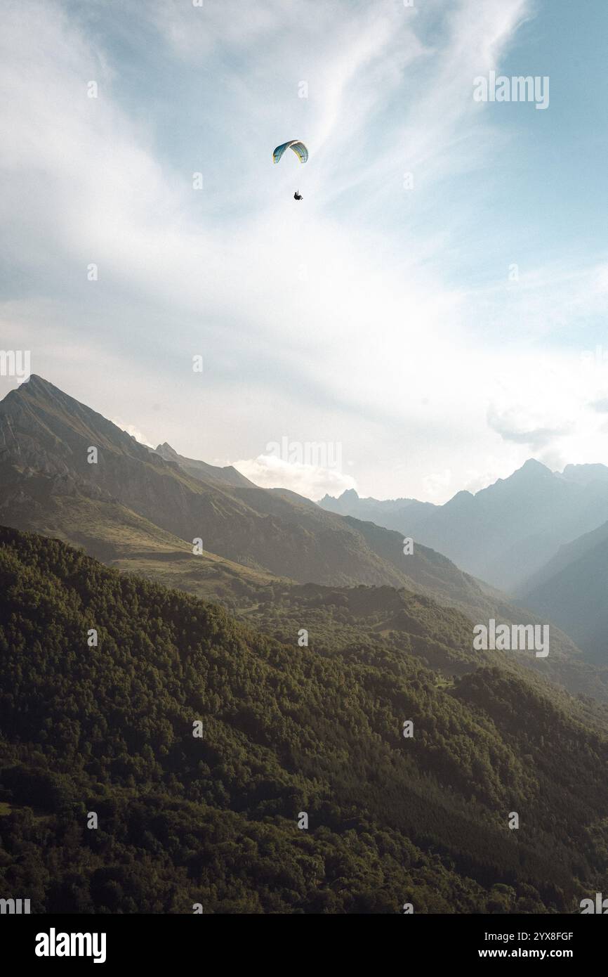 Un parapente vole au cœur des Pyrénées françaises Banque D'Images