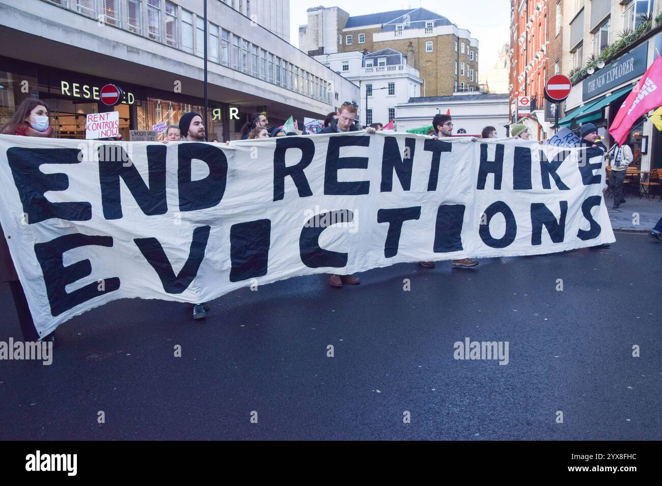 Londres, Royaume-Uni. 14 décembre 2024. Les locataires marchent pour protester contre la flambée des prix des loyers à Londres, et exigent le contrôle des loyers. Crédit : Vuk Valcic/Alamy Live News Banque D'Images