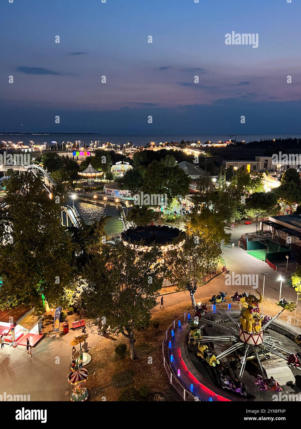 Carrousel dans lunapark la nuit à Thessalonique - Image de stock capturée avec un smartphone