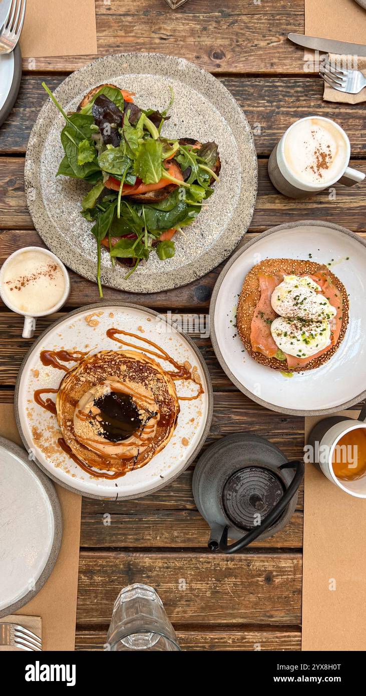 petit déjeuner rustique de bon goût - Image de stock capturée avec un smartphone