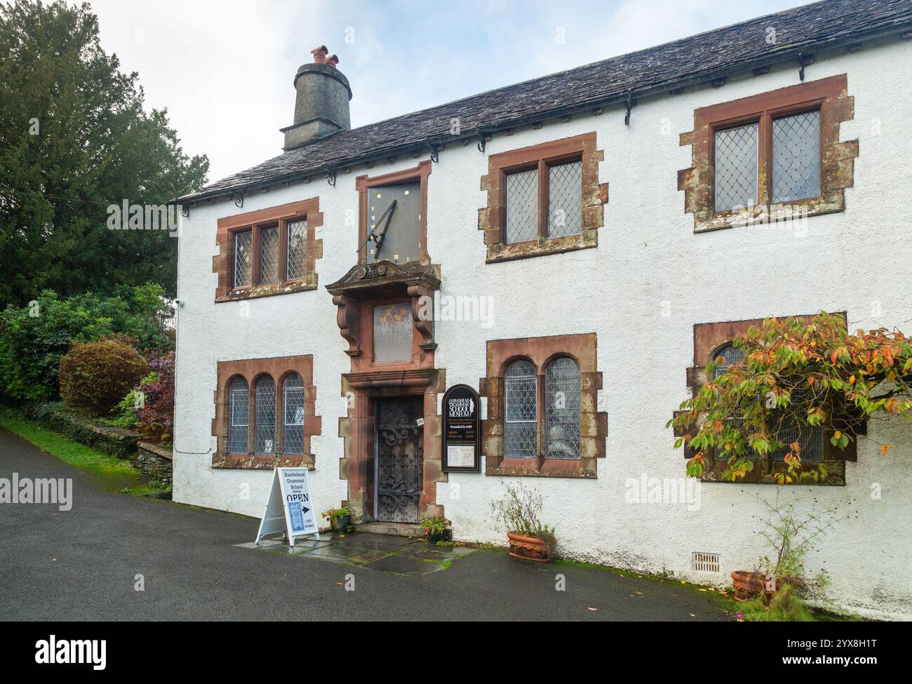 Le lycée du XVIe siècle dans le village de Hawkshead, Cumbria. Le lycée a été fondé en 1585 Banque D'Images